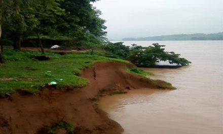 নেত্রকোনায় পাহাড়ি ঢলে সোমেশ্বরী নদীর পাড় ভাঙ্গন