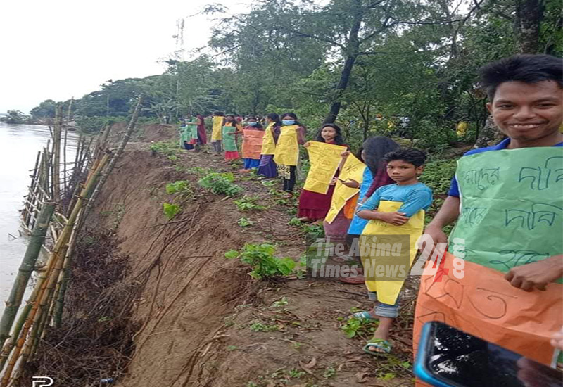 সোমেশ্বরী নদীর তীব্র ভাঙ্গন রোধে দীর্ঘস্থায়ী বাঁধ নির্মাণে মানব বন্ধন কর্মসূচী