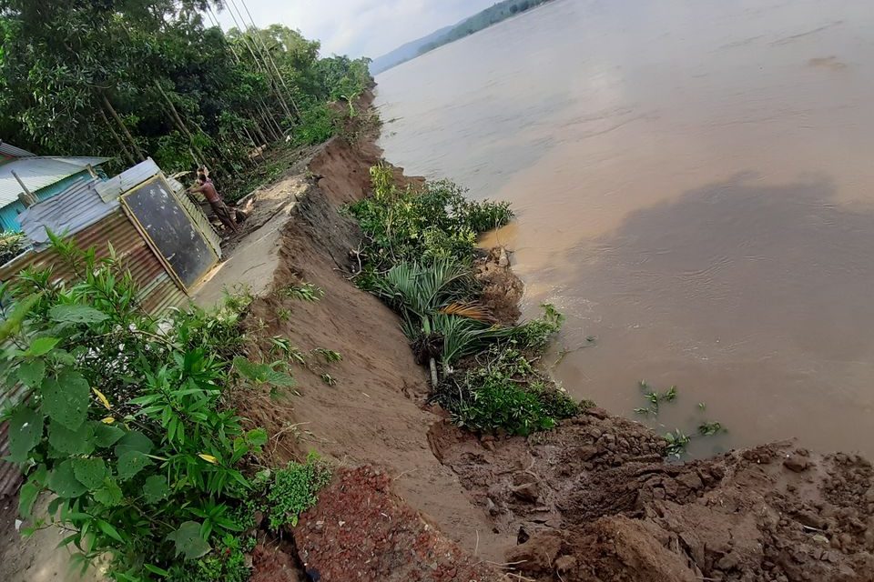 প্রমত্তা সোমেশ্বরী নদীর অপরূপ ভাঙ্গন দেখে ঈশ্বর সাজে বোবা-কালা !