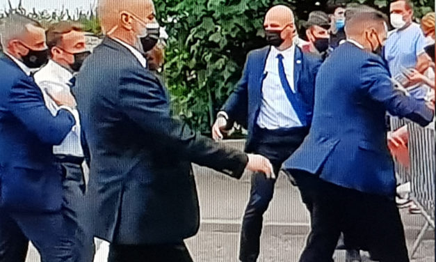 ফরাসী প্রেসিডেন্ট ম্যাক্রোঁকে চড় মেরে এক যুবক ৪ মাসের জন্য কারাগারে